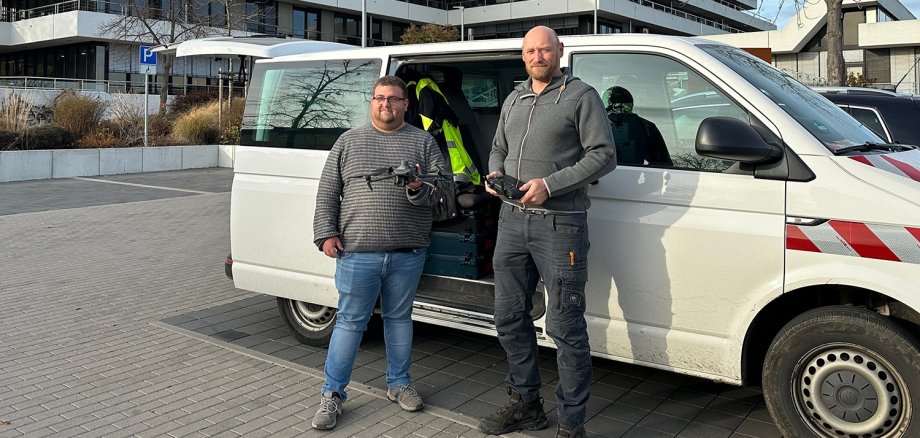 Andreas Axmacher (rechts) und Domenic Kolvenbach mit der Hightech-Drohne der Kreisverwaltung. Andreas Axmacher (rechts) und Domenic Kolvenbach mit der Hightech-Drohne der Kreisverwaltung.