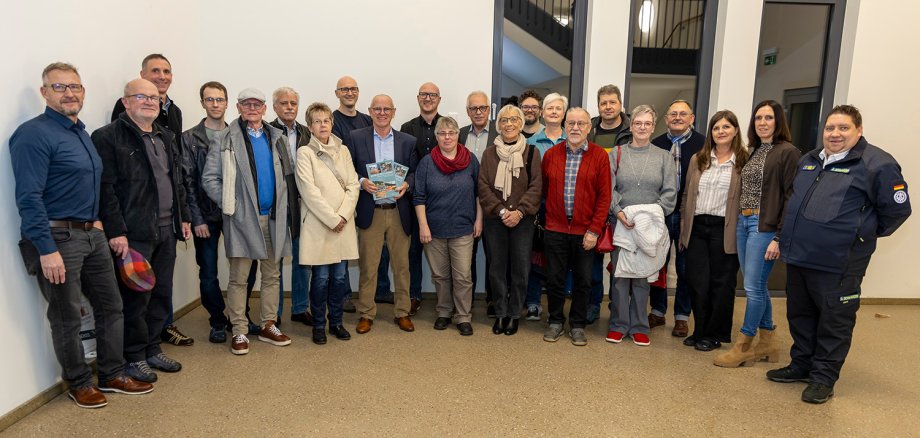 Zahlreiche Bürgerinnen und Bürger, die ihre Fotos für den Bildband zur Verfügung gestellt hatten, waren zur Buchvorstellung in die Stadtbibliothek Schleiden gekommen.