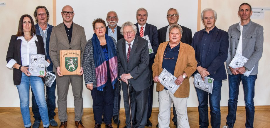 25/2025 - Bild 01: Die Stadt Schleiden stellte am 23. November 2025 das Karikaturenheft „Köpfe der Stadt Schleiden ab 1972“ im Schleidener Rathaus vor: v.l.: Kerstin Wielspütz, Bernd Kehren, Ingo Pfennings, Dr. Gudula Meisterjahn-Knebel, Ralf Hergarten, Alois Sommer, Udo Meister, Gregor Micus, Rainer Kehren, Hans Pixa und Marcel Wolter. Die Stadt Schleiden stellte am 23. November 2025 das Karikaturenheft „Köpfe der Stadt Schleiden ab 1972“ im Schleidener Rathaus vor: v.l.: Kerstin Wielspütz, Bernd Kehren, Ingo Pfennings, Dr. Gudula Meisterjahn-Knebel, Ralf Hergarten, Alois Sommer, Udo Meister, Gregor Micus, Rainer Kehren, Hans Pixa und Marcel Wolter.