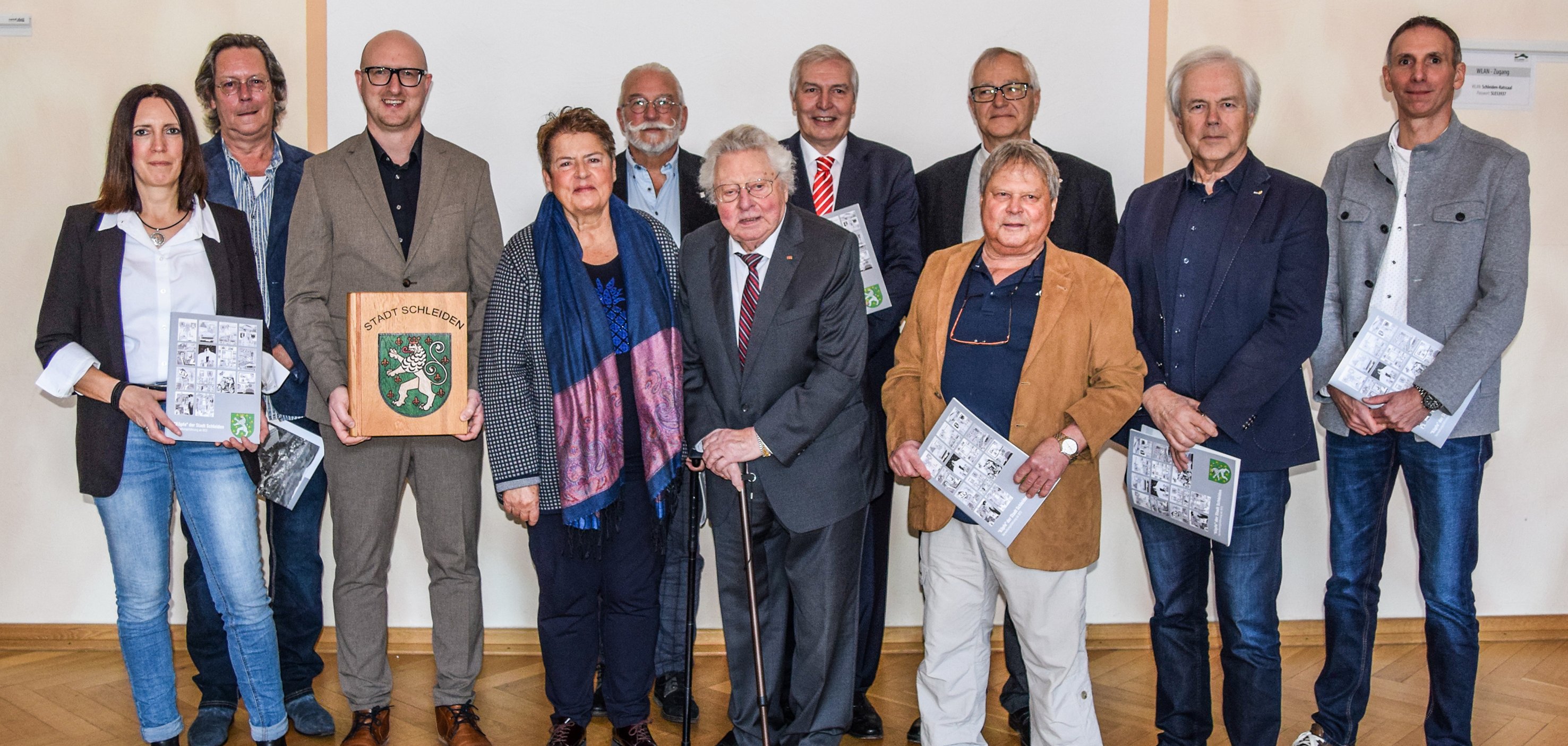 Die Stadt Schleiden stellte am 23. November 2025 das Karikaturenheft „Köpfe der Stadt Schleiden ab 1972“ im Schleidener Rathaus vor: v.l.: Kerstin Wielspütz, Bernd Kehren, Ingo Pfennings, Dr. Gudula Meisterjahn-Knebel, Ralf Hergarten, Alois Sommer, Udo Meister, Gregor Micus, Rainer Kehren, Hans Pixa und Marcel Wolter. 