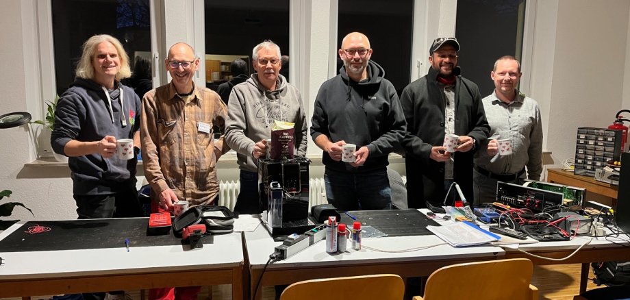 Im Repair-Café in Zülpich im evangelischen Jugendheim steht ein großes Team an Reparateuren bereit. Hier werden Elektrogeräte, aber auch zum Beispiel Spielzeuge oder Textilien repariert. Im Repair-Café in Zülpich im evangelischen Jugendheim steht ein großes Team an Reparateuren bereit. Hier werden Elektrogeräte, aber auch zum Beispiel Spielzeuge oder Textilien repariert.