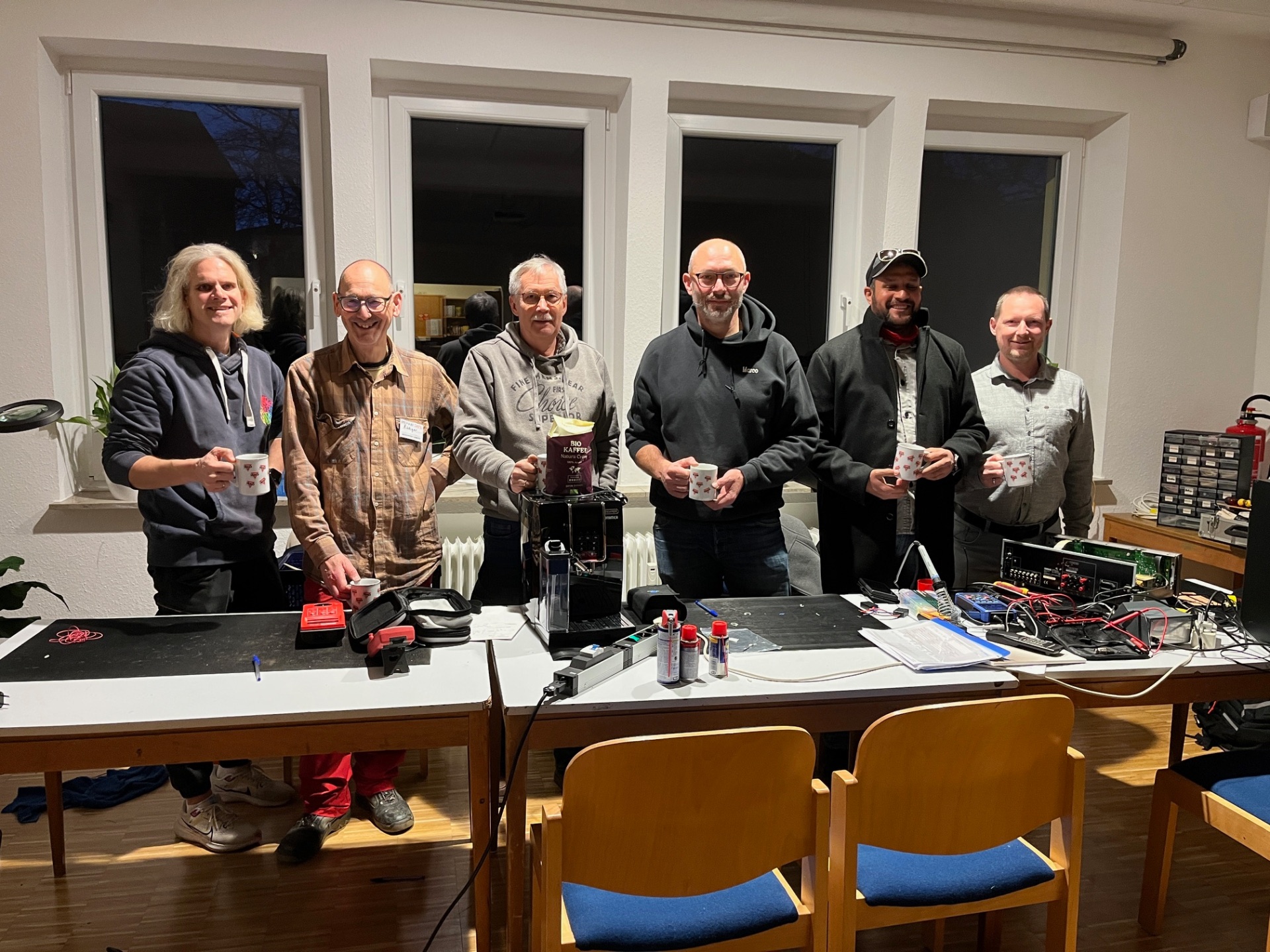 Im Repair-Café in Zülpich im evangelischen Jugendheim steht ein großes Team an Reparateuren bereit. Hier werden Elektrogeräte, aber auch zum Beispiel Spielzeuge oder Textilien repariert.