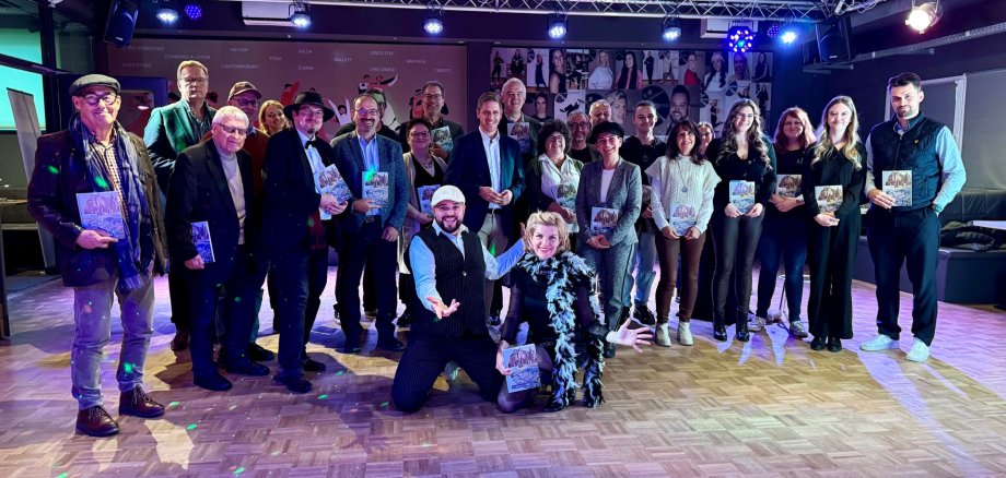 Zur Vorstellung des neuen Kreis-Jahrbuches 2026 trafen sich Autorinnen und Autoren in der Euskirchener Tanzschule Schumacher. Zur Vorstellung des neuen Kreis-Jahrbuches 2026 trafen sich Autorinnen und Autoren in der Euskirchener Tanzschule Schumacher.