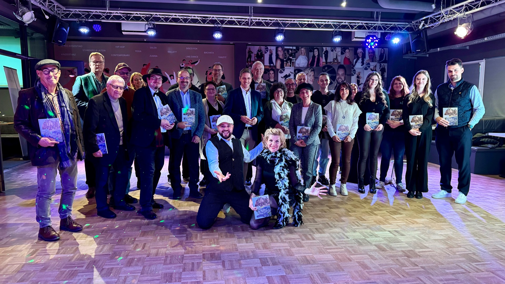 Zur Vorstellung des neuen Kreis-Jahrbuches 2026 trafen sich Autorinnen und Autoren in der Euskirchener Tanzschule Schumacher.