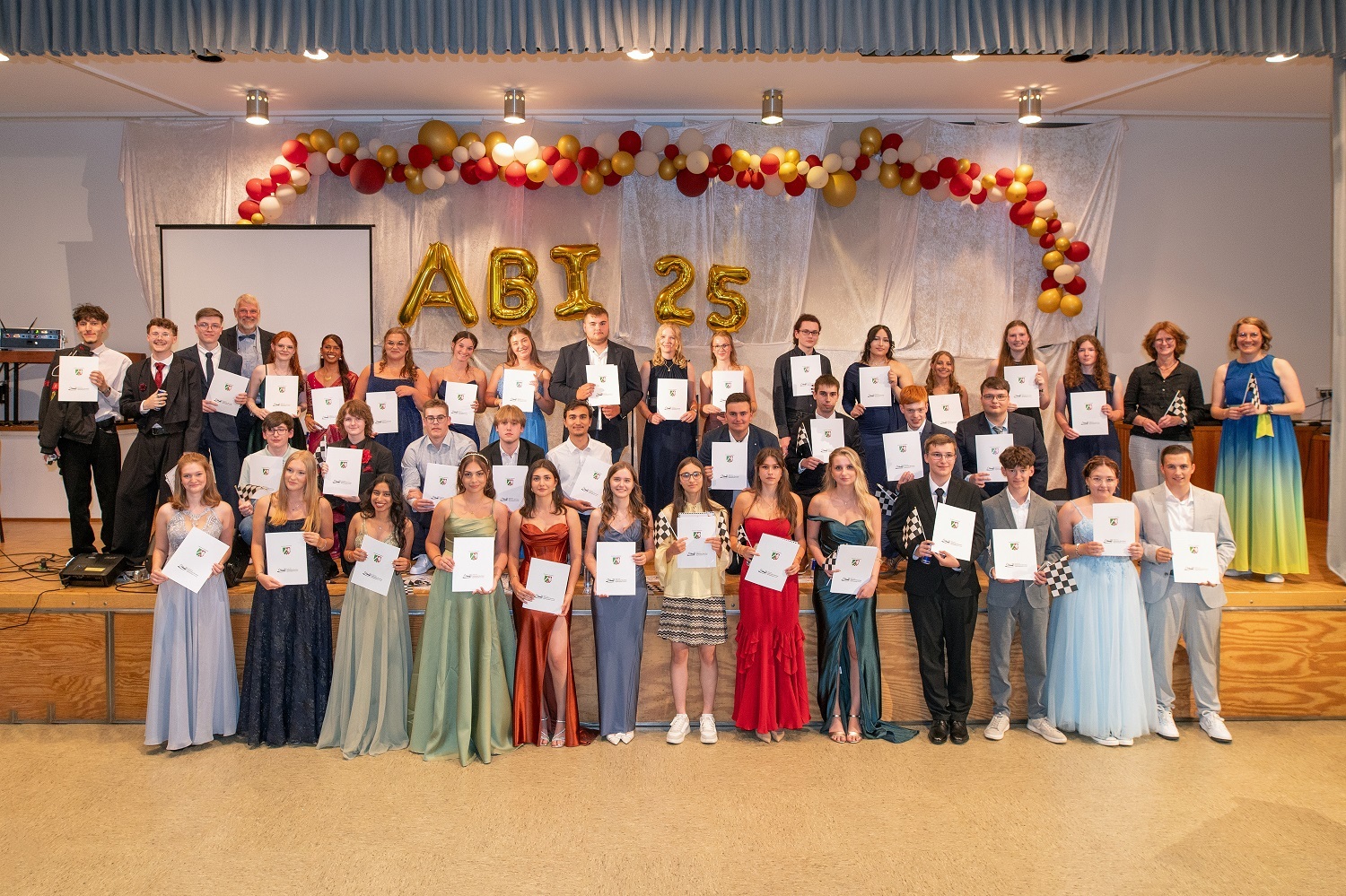 Der Abiturjahrgang 2025 des Städtischen Johannes-Sturmius Gymnasiums Schleiden Der Abiturjahrgang 2025 des Städtischen Johannes-Sturmius Gymnasiums Schleiden