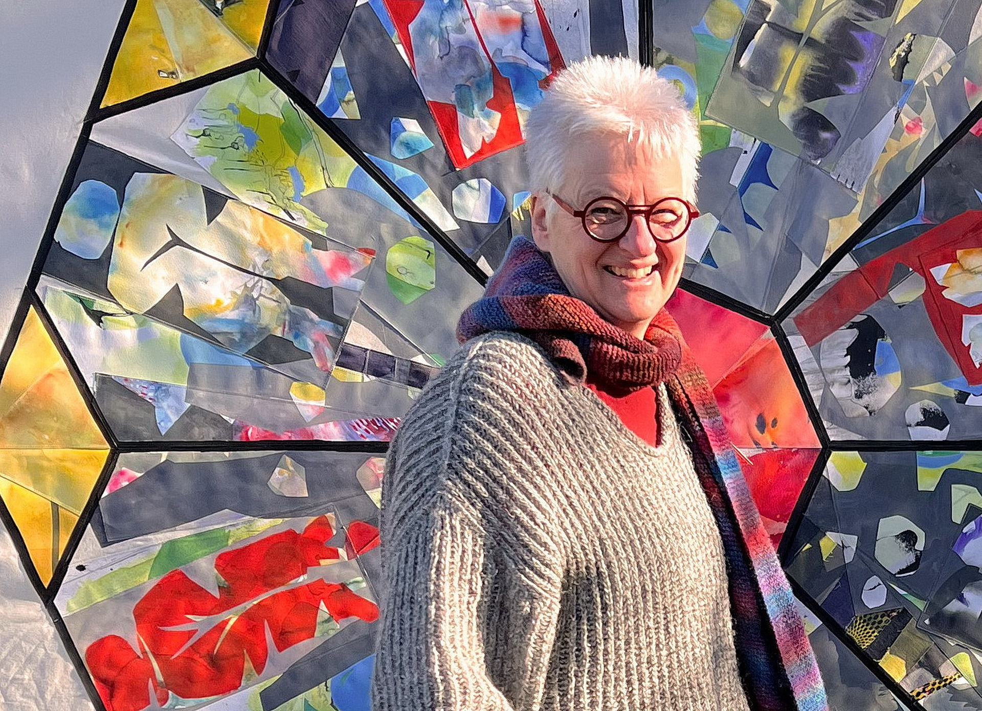 Die in Schleiden geborene Künstlerin Jutta Höfs vor Teilen eines Oktogons, das im Chorraum der Gemünder Pfarrkirche St. Nikolaus Einheit, Verbindung und Wandel symbolisierte.