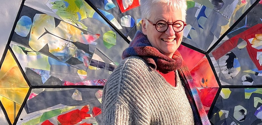 Die in Schleiden geborene Künstlerin Jutta Höfs vor Teilen eines Oktogons, das im Chorraum der Gemünder Pfarrkirche St. Nikolaus Einheit, Verbindung und Wandel symbolisierte. Die in Schleiden geborene Künstlerin Jutta Höfs vor Teilen eines Oktogons, das im Chorraum der Gemünder Pfarrkirche St. Nikolaus Einheit, Verbindung und Wandel symbolisierte.