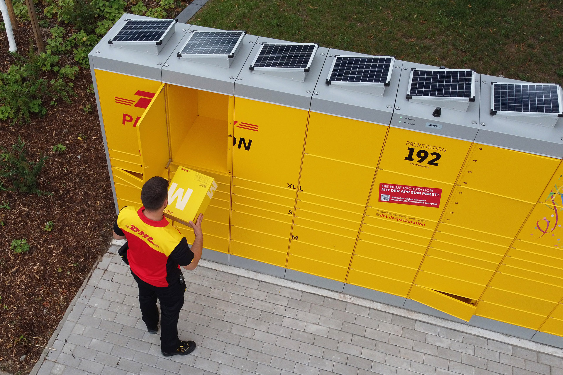 Solar-Packstation mit Zusteller.