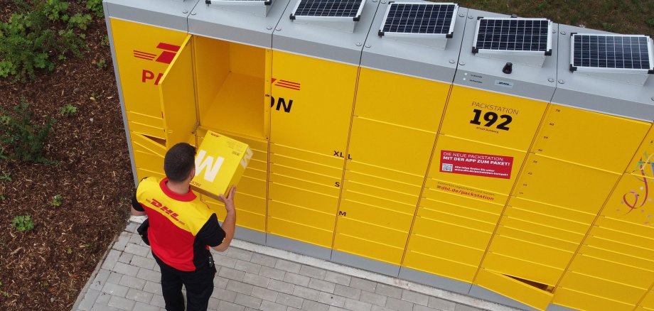 Solar-Packstation mit Zusteller.