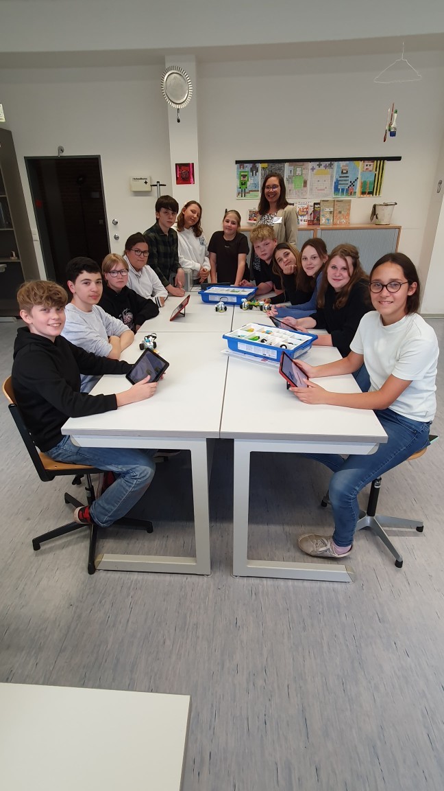 Schülerinnen und Schüler im Bereich Informatik mit Robobots. Schülerinnen und Schüler im Bereich Informatik mit Robobots.