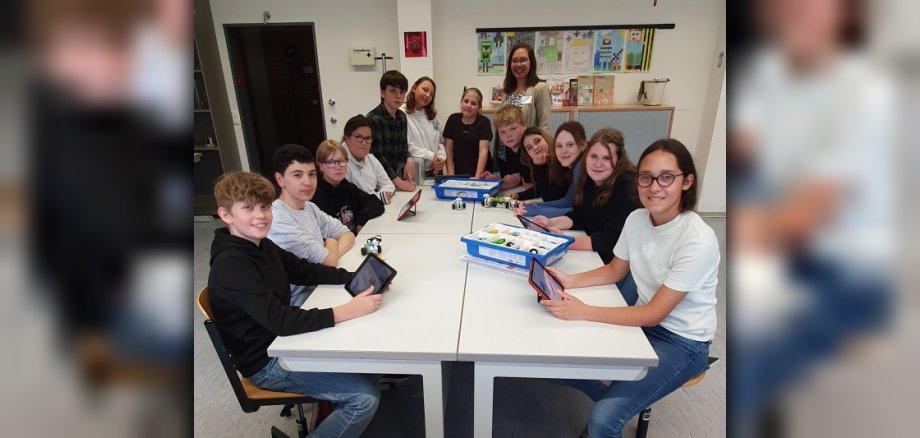 Schülerinnen und Schüler im Bereich Informatik mit Robobots.