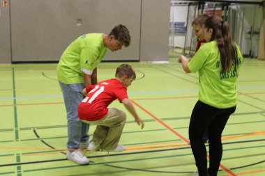Immer die Balance halten! Auf der Slackline. Immer die Balance halten! Auf der Slackline.