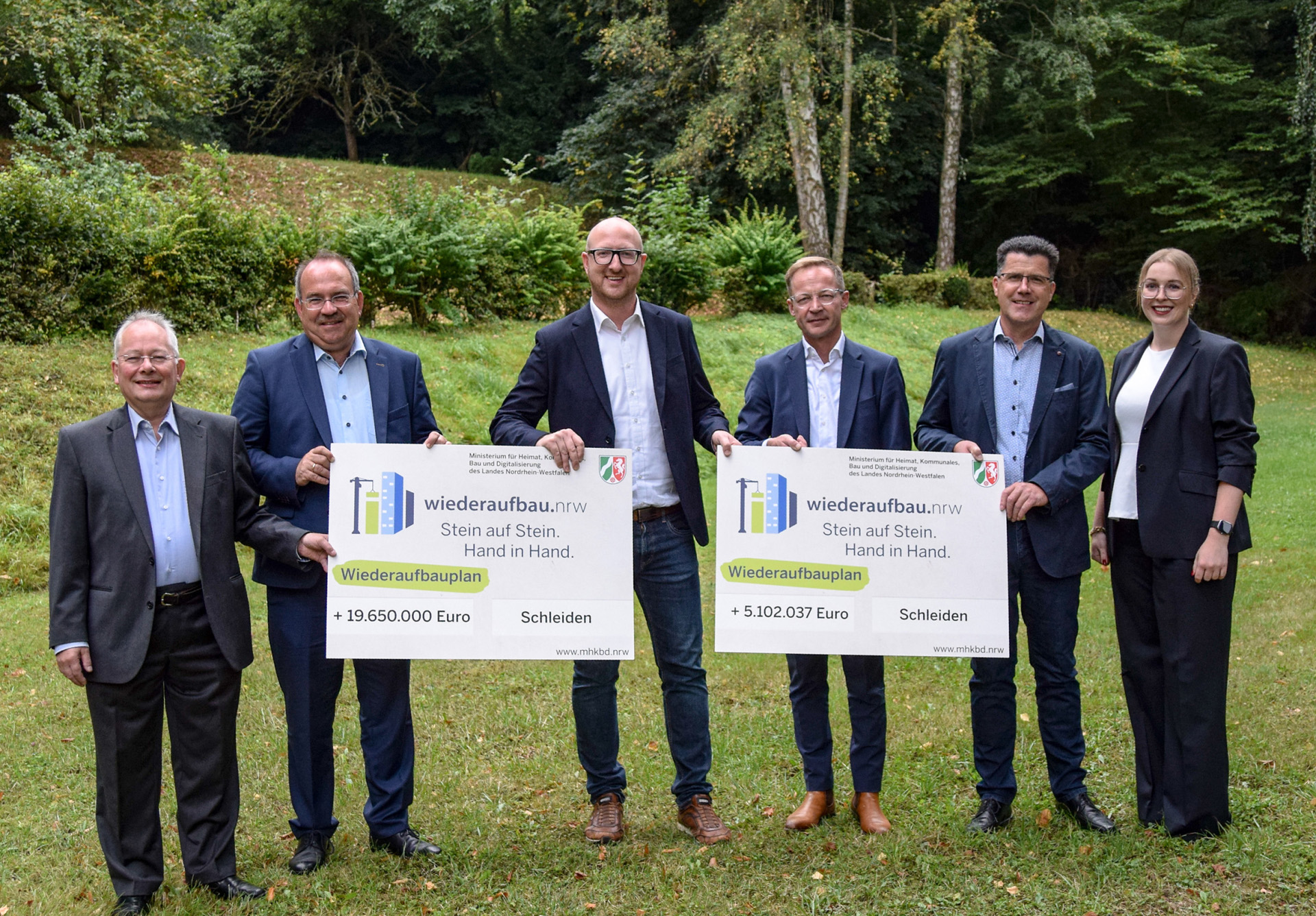 Abgebildete Personen v.l.: Manfred Müller (Stellv. Fraktionsvorsitzender CDU), Dr. Ralf Nolten (Landtagsabgeordneter), Ingo Pfennings (Bürgermeister der Stadt Schleiden), Staatssekretär Daniel Sieveke, Armin Fischbach (Stadt Schleiden, Stabsstellenleiter Hochbau) und Eva Urhahn (Stadt Schleiden, Fördermittelmanagement). (© Franz Albert Heinen) Abgebildete Personen v.l.: Manfred Müller (Stellv. Fraktionsvorsitzender CDU), Dr. Ralf Nolten (Landtagsabgeordneter), Ingo Pfennings (Bürgermeister der Stadt Schleiden), Staatssekretär Daniel Sieveke, Armin Fischbach (Stadt Schleiden, Stabsstellenleiter Hochbau) und Eva Urhahn (Stadt Schleiden, Fördermittelmanagement). (© Franz Albert Heinen)Abgebildete Personen v.l.: Manfred Müller (Stellv. Fraktionsvorsitzender CDU), Dr. Ralf Nolten (Landtagsabgeordneter), Ingo Pfennings (Bürgermeister der Stadt Schleiden), Staatssekretär Daniel Sieveke, Armin Fischbach (Stadt Schleiden, Stabsstellenleiter Hochbau) und Eva Urhahn (Stadt Schleiden, Fördermittelmanagement). (© Franz Albert Heinen)