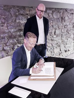 Staatssekretär Daniel Sieveke trug sich bei dieser Gelegenheit in das goldene Buch der Stadt Schleiden ein. (© Franz Albert Heinen) Staatssekretär Daniel Sieveke trug sich bei dieser Gelegenheit in das goldene Buch der Stadt Schleiden ein. (© Franz Albert Heinen)
