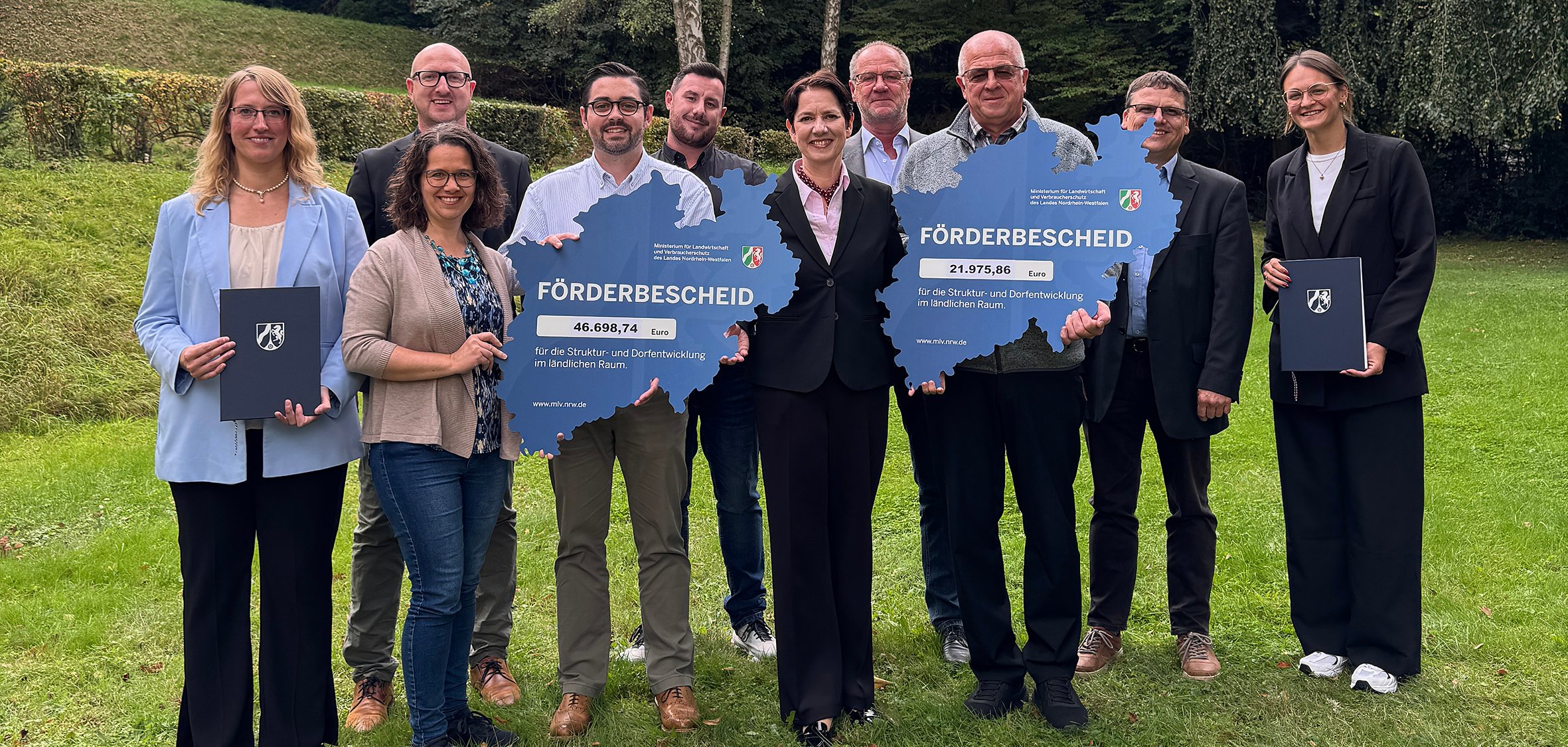 20/2025 - Bild 01: Landwirtschaftsministerin Silke Gorißen (Mitte) überreichte im Schleidener Rathaus Vertretern der Dorfgemeinschaft Mauel e.V. und Vertretern des SV Schöneseiffen 1950 e.V. Förderbescheide mit einer Gesamtsumme von rund 67.000 Euro. (© Kerstin Wielspütz / Stadt Schleiden)