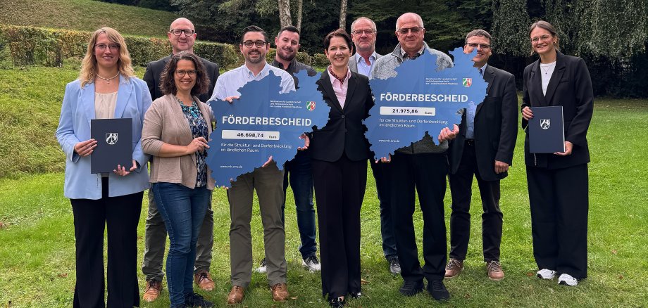 20/2025 - Bild 01: Landwirtschaftsministerin Silke Gorißen (Mitte) überreichte im Schleidener Rathaus Vertretern der Dorfgemeinschaft Mauel e.V. und Vertretern des SV Schöneseiffen 1950 e.V. Förderbescheide mit einer Gesamtsumme von rund 67.000 Euro. (© Kerstin Wielspütz / Stadt Schleiden)