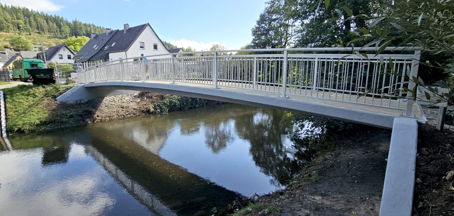19/2025 - Bild 01: Die Brücke an der Sturmiusstraße, die vom Auel zum Schleidener Schulzentrum führt kann ab sofort wieder von Fußgängern und Radfahrern genutzt werden. (© Waldemar Brost / Stadt Schleiden)