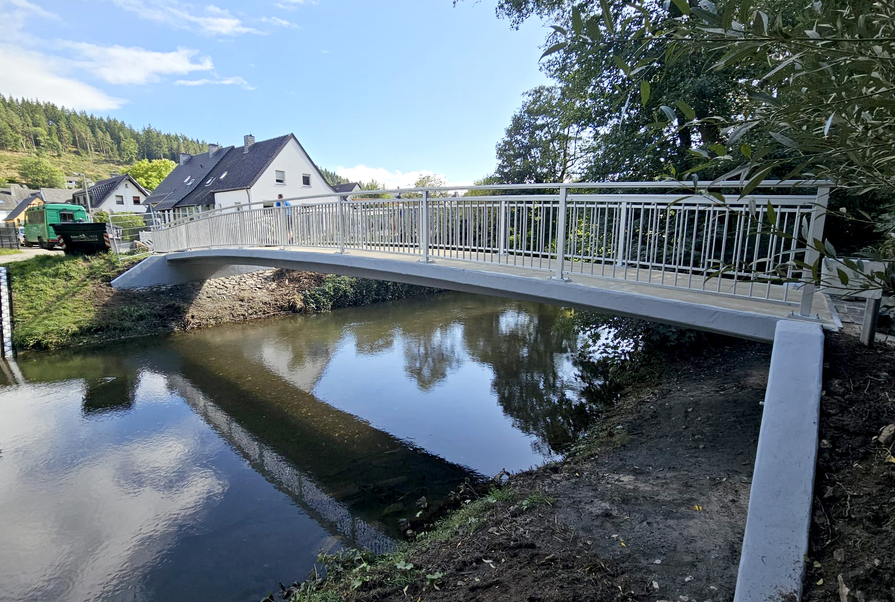19/2025 - Bild 01: Die Brücke an der Sturmiusstraße, die vom Auel zum Schleidener Schulzentrum führt kann ab sofort wieder von Fußgängern und Radfahrern genutzt werden. (© Waldemar Brost / Stadt Schleiden)