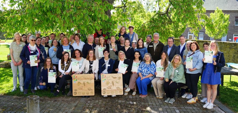 23 Kitas aus der Region haben in einer feierlichen Zeremonie im St. Nikolaus-Stift in Zülpich-Füssenich ihre Auszeichnung als „Nationalpark-Kita Eifel“ erhalten - hinter ihnen liegen zwei Jahre voller Entdeckungen, Fortbildungen und Naturerlebnisse mit Nationalpark-Bezug.