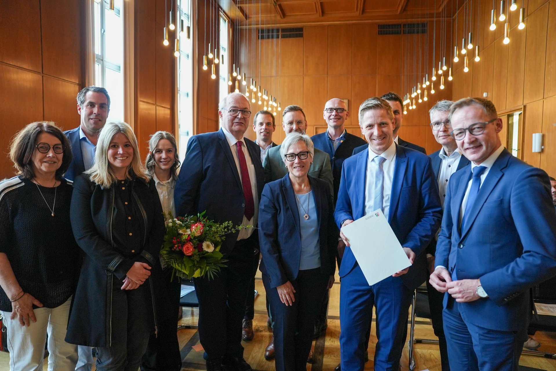 Große Freude bei der Delegation aus Euskirchen: Staatssekretär Daniel Sieveke (re.) vom Heimatministerium übergab die Auszeichnung an Landrat Markus Ramers und die weiteren Vertreter aus dem Kreis Euskirchen.