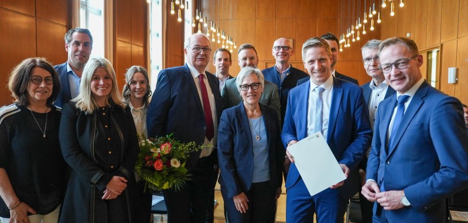 Große Freude bei der Delegation aus Euskirchen: Staatssekretär Daniel Sieveke (re.) vom Heimatministerium übergab die Auszeichnung an Landrat Markus Ramers und die weiteren Vertreter aus dem Kreis Euskirchen.