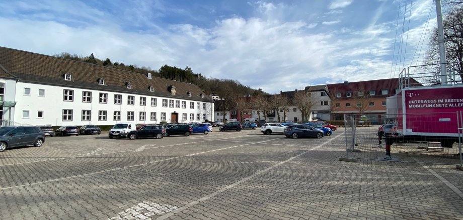 09/2026 - Bild 01: Auch der Marienplatz  gehört zum Bereich, der neu gestaltet werden soll: Welche Ideen hast Du? Wie stellst Du Dir den Platz in Zukunft vor? Erzähle es uns beim Jugendworkshop am 28. April 2026 in der Grundschule Gemünd! (© Stadt Schleiden / Kerstin Wielspütz)