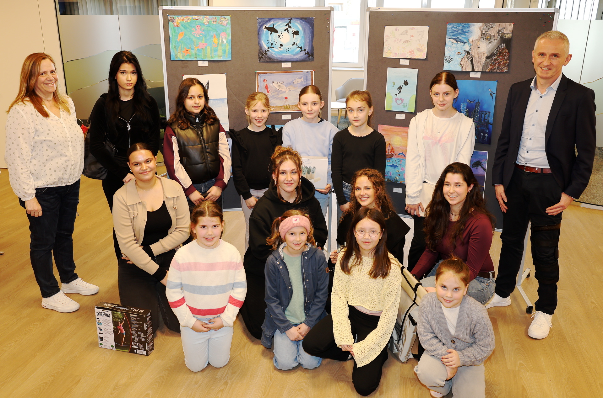 Die Gewinner des Wettbewerbs „jugend creativ“ wurden in der Schleidener Bankfiliale von Kai Zinken (rechts) und Andrea Schmitz (links) ausgezeichnet.