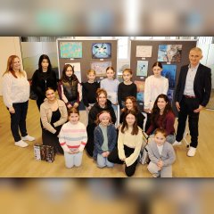 Die Gewinner des Wettbewerbs „jugend creativ“ wurden in der Schleidener Bankfiliale von Kai Zinken (rechts) und Andrea Schmitz (links) ausgezeichnet.