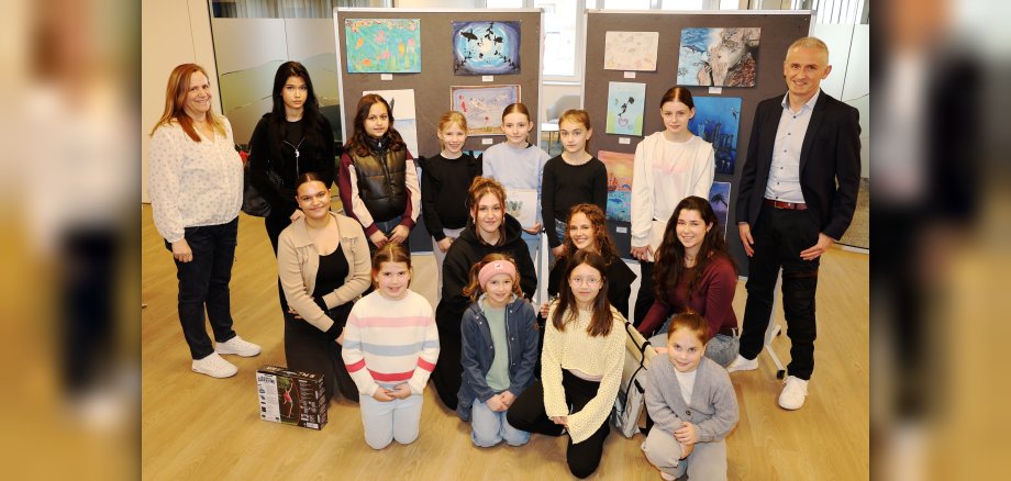Die Gewinner des Wettbewerbs „jugend creativ“ wurden in der Schleidener Bankfiliale von Kai Zinken (rechts) und Andrea Schmitz (links) ausgezeichnet.