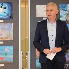 Kai Zinken, Vorstand der VR-Bank Nordeifel eG, zeigte sich beeindruckt von der Detailtiefe der ausgezeichneten Gewinnerbilder.