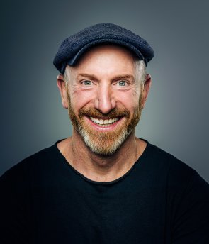 07/2026 - Bild 02: Der bekannte Redner aus dem Kölner Karneval und studierte Lehrer Martin Schopps ist Teil des Eröffnungsprogramms. (© Martin Schopps)