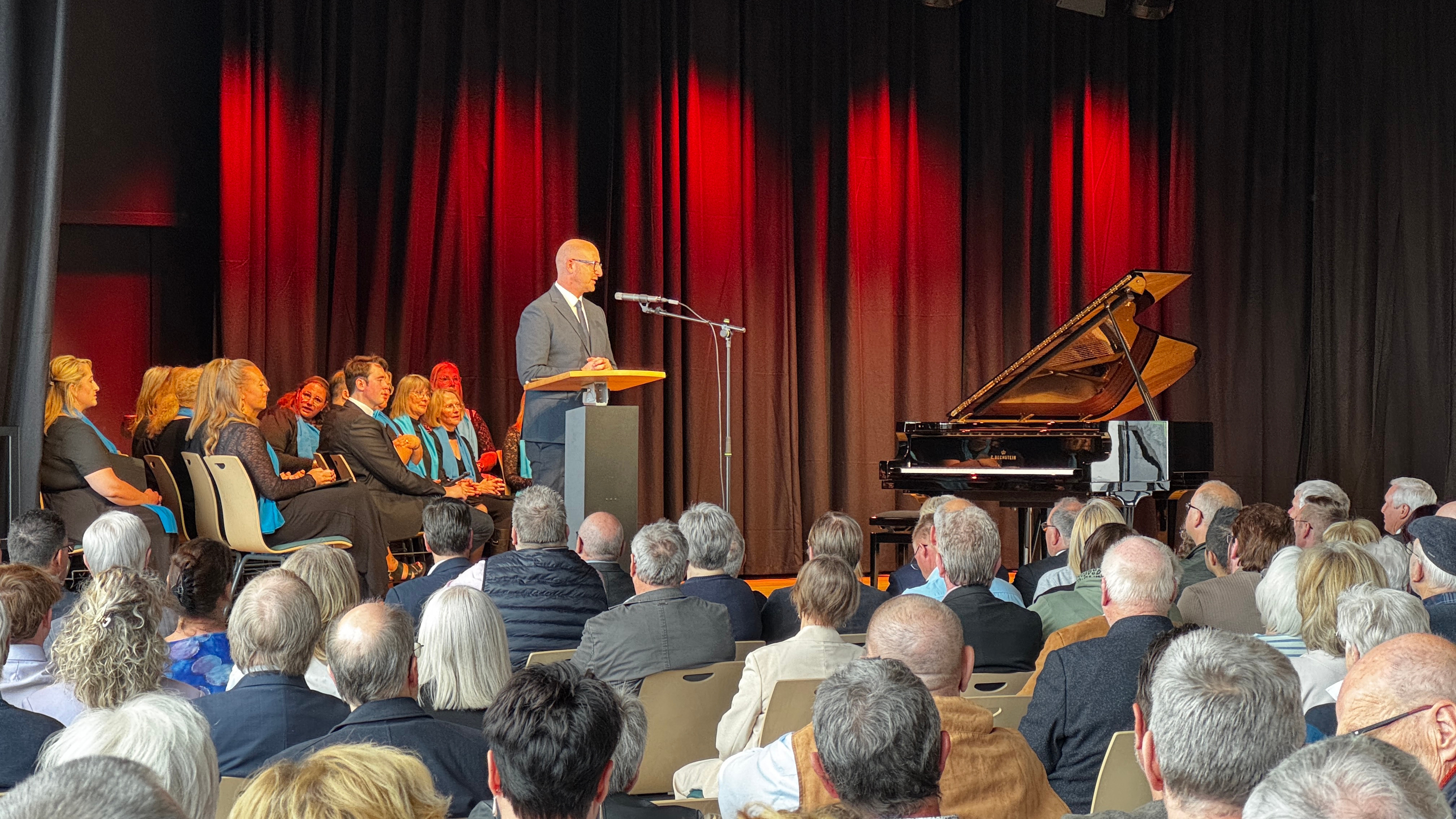 11/2026 - Bild 01: Bürgermeister Pfennings begrüßte bei der Eröffnungsfeier rund 300 Gäste in der neuen Sleidanus Halle. (© Stadt Schleiden / Kerstin Wielspütz)