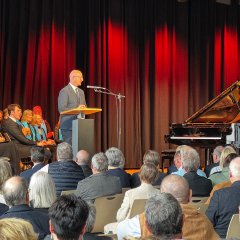 11/2026 - Bild 01: Bürgermeister Pfennings begrüßte bei der Eröffnungsfeier rund 300 Gäste in der neuen Sleidanus Halle. (© Stadt Schleiden / Kerstin Wielspütz)