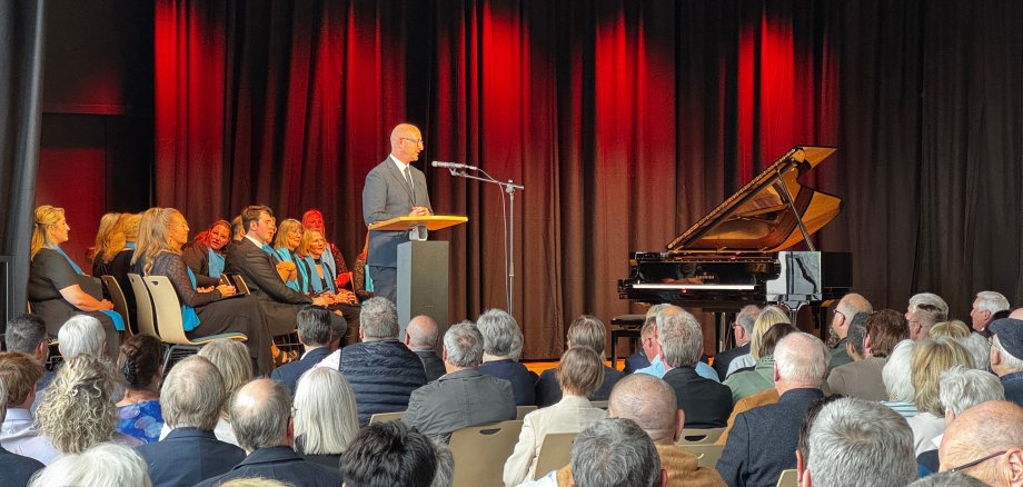 11/2026 - Bild 01: Bürgermeister Pfennings begrüßte bei der Eröffnungsfeier rund 300 Gäste in der neuen Sleidanus Halle. (© Stadt Schleiden / Kerstin Wielspütz)