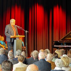 11/2026 - Bild 02: Bei Schulleiter Georg Jöbkes ist die Freude groß, dass der Schulgemeinschaft des JSG wieder eine Aula zur Verfügung steht. (© Stadt Schleiden / Kerstin Wielspütz)