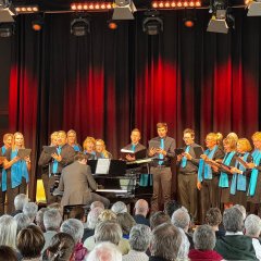 Musikalisch begleitet wurde die Veranstaltung durch den Lumora Chor und Jacques Eder am Klavier. (© Stadt Schleiden / Kerstin Wielspütz)