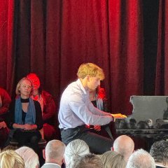 Musikalisch begleitet wurde die Veranstaltung durch den Lumora Chor und Jacques Eder am Klavier. (© Stadt Schleiden / Kerstin Wielspütz)