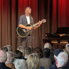 Martin Schopps, bekannt aus dem Kölner Karneval begeisterte die Gäste mit Ausschnitten aus seinem aktuellen Programm „Elternzeit“. (© Stadt Schleiden / Kerstin Wielspütz)