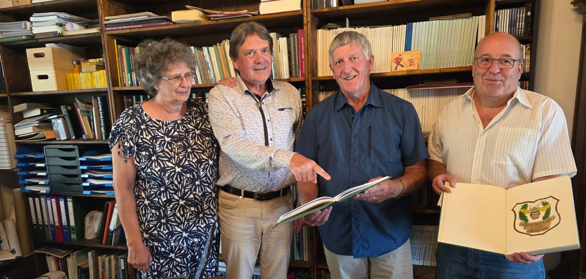 Brigitte und Jacques Pützer, Konrad Beul und Hans-Josef Breuer vom Bergbuirer Vereinsbund „De Hommele“ (v.l.) mit historischen Unterlagen aus dem Nachlass des Bergbuirer Dorfchronisten Wilhelm Schmitz alias „Klöre Tünn“. Zwei handgeschriebene Bände zur Ortsgeschichte und Mundart Bergbuirs kehren nun in den Geburtsort von Schmitz zurück.