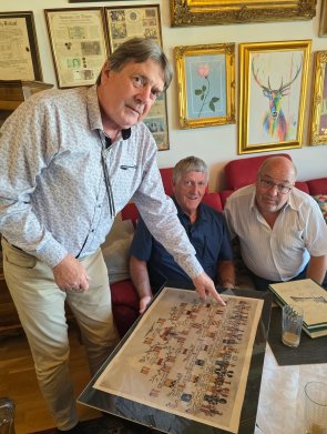 Jacques Pützer, Konrad Beul und Hans-Josef Breuer (v.l.) beugen sich über die Ahnentafel derer von Harff (Burg Dreiborn). Das Dokument stammt aus dem Nachlass von Wilhelm Schmitz und wurde von Jacques Pützer als Dauerleihgabe an das Stadtarchiv Schleiden weitervermittelt. Jacques Pützer, Konrad Beul und Hans-Josef Breuer (v.l.) beugen sich über die Ahnentafel derer von Harff (Burg Dreiborn). Das Dokument stammt aus dem Nachlass von Wilhelm Schmitz und wurde von Jacques Pützer als Dauerleihgabe an das Stadtarchiv Schleiden weitervermittelt.