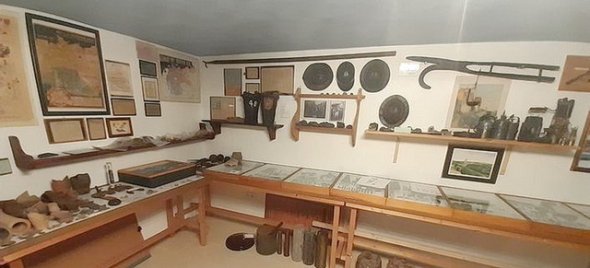 Historische Karten, Urkunden, Alltagsgegenstände, Bergbau- und Kriegserinnerungen: Die Sammlung von Jacques Pützer ist kein Museum im klassischen Sinn, sondern ein begehbares Gedächtnis der Region. Historische Karten, Urkunden, Alltagsgegenstände, Bergbau- und Kriegserinnerungen: Die Sammlung von Jacques Pützer ist kein Museum im klassischen Sinn, sondern ein begehbares Gedächtnis der Region.