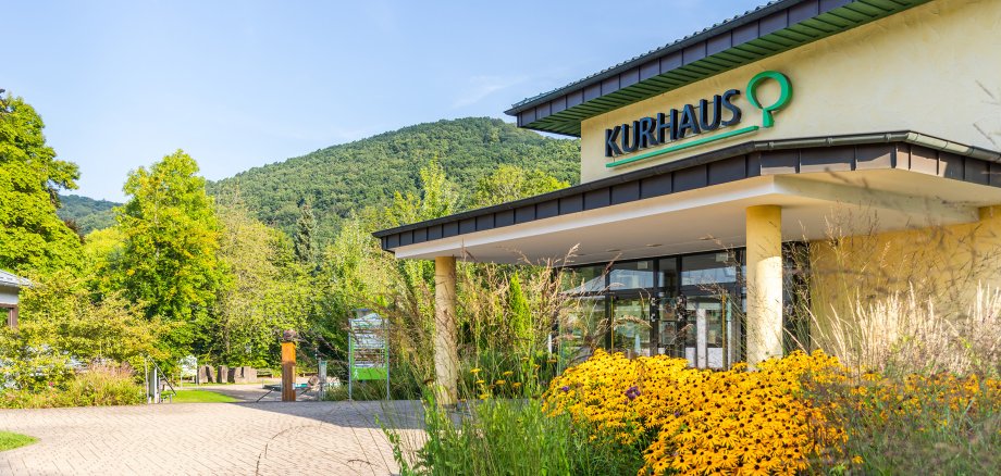 16/2026 - Bild 01: Die Vermarktung des Gemünder Kurhauses sowie der dazugehörigen Räume wird künftig von der GfW Schleiden übernommen. (© Frank Wiesen) 16/2026 - Bild 01: Die Vermarktung des Gemünder Kurhauses sowie der dazugehörigen Räume wird künftig von der GfW Schleiden übernommen. (© Frank Wiesen)
