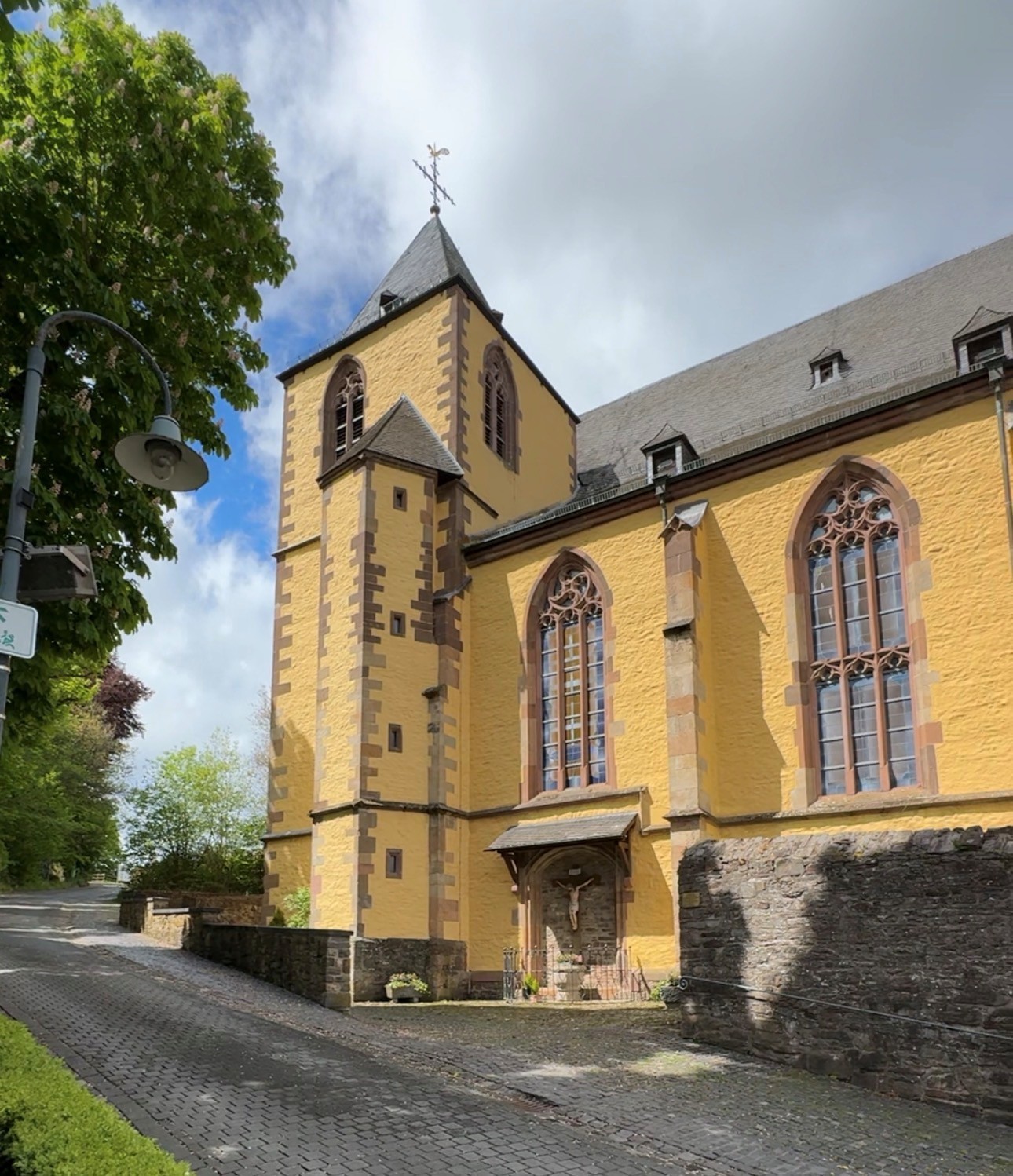 Die Schlosskirche Schleiden beherbergt eine Kolonie von Fledermäusen, die letzte Kolonie dieser Art im Kreis Euskirchen. Schlosskirche Schleiden