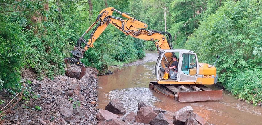 17/2026 - Bild 01: Arbeiten im Rahmen der Gewässerwiederherstellung. (© Stadt Schleiden / Frederik Link) 17/2026 - Bild 01: Arbeiten im Rahmen der Gewässerwiederherstellung. (© Stadt Schleiden / Frederik Link)