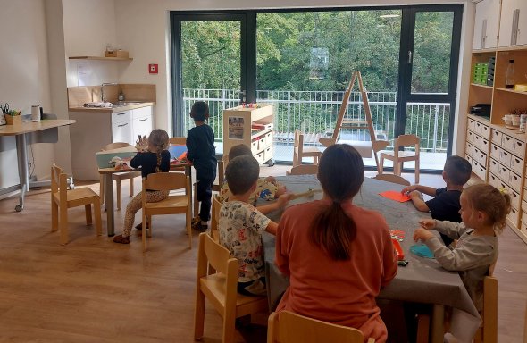 18/2026 - Bild 02: Bastelstunde in den modern eingerichteten Gruppenräumen der neuen Kita in Gemünd. (© DRK Kindertagesstätte Gemünd) 18/2026 - Bild 02: Bastelstunde in den modern eingerichteten Gruppenräumen der neuen Kita in Gemünd. (© DRK Kindertagesstätte Gemünd)