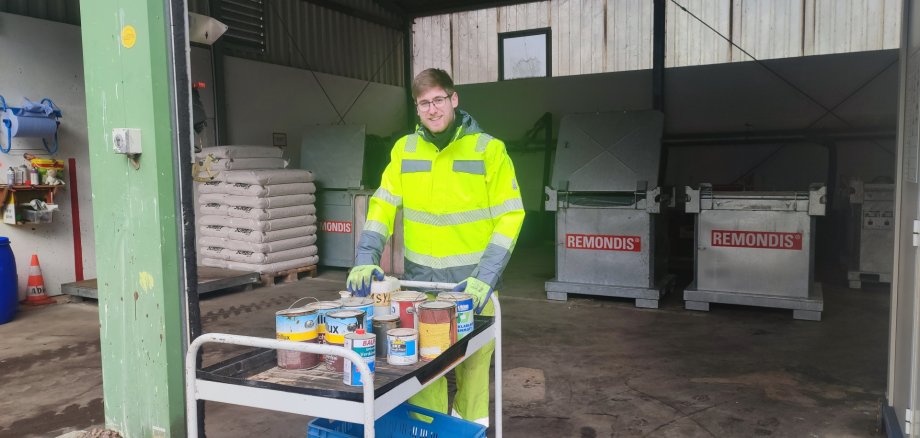 Am Sonderabfallzwischenlager des Kreises Euskirchen werden Sonderabfälle - hier von Johannis Oppl - entgegengenommen. Es befindet sich am Abfallwirtschaftszentrum Mechernich. Haushaltsübliche Mengen können von Privat kostenlos abgegeben werden, sowie auch an den Schadstoffmobilen der Kommunen. Am Sonderabfallzwischenlager des Kreises Euskirchen werden Sonderabfälle - hier von Johannis Oppl - entgegengenommen. Es befindet sich am Abfallwirtschaftszentrum Mechernich. Haushaltsübliche Mengen können von Privat kostenlos abgegeben werden, sowie auch an den Schadstoffmobilen der Kommunen.