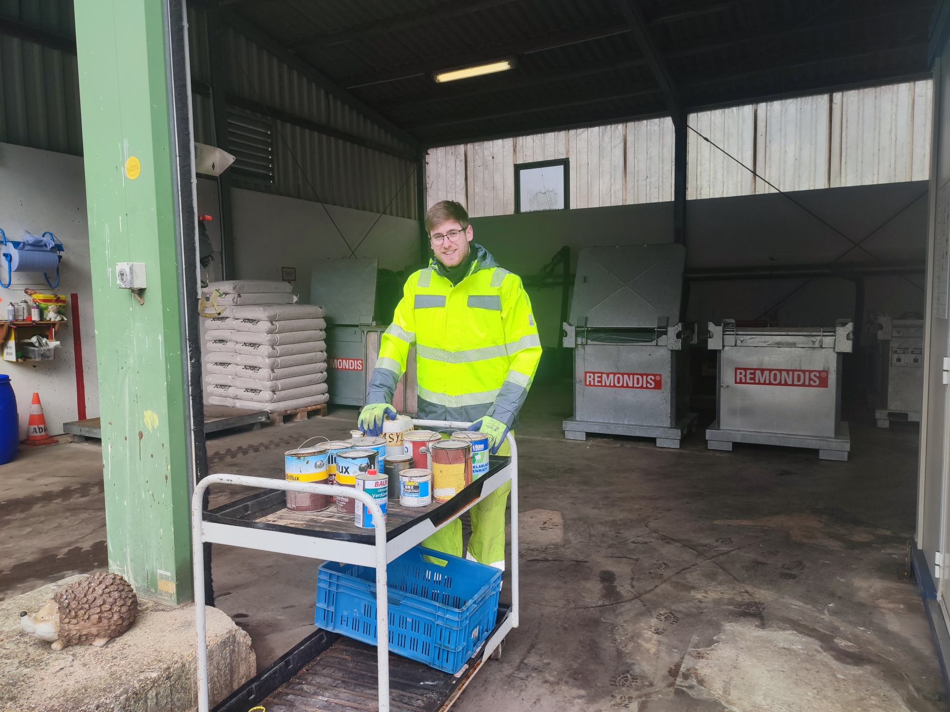 Am Sonderabfallzwischenlager des Kreises Euskirchen werden Sonderabfälle - hier von Johannis Oppl - entgegengenommen. Es befindet sich am Abfallwirtschaftszentrum Mechernich. Haushaltsübliche Mengen können von Privat kostenlos abgegeben werden, sowie auch an den Schadstoffmobilen der Kommunen.