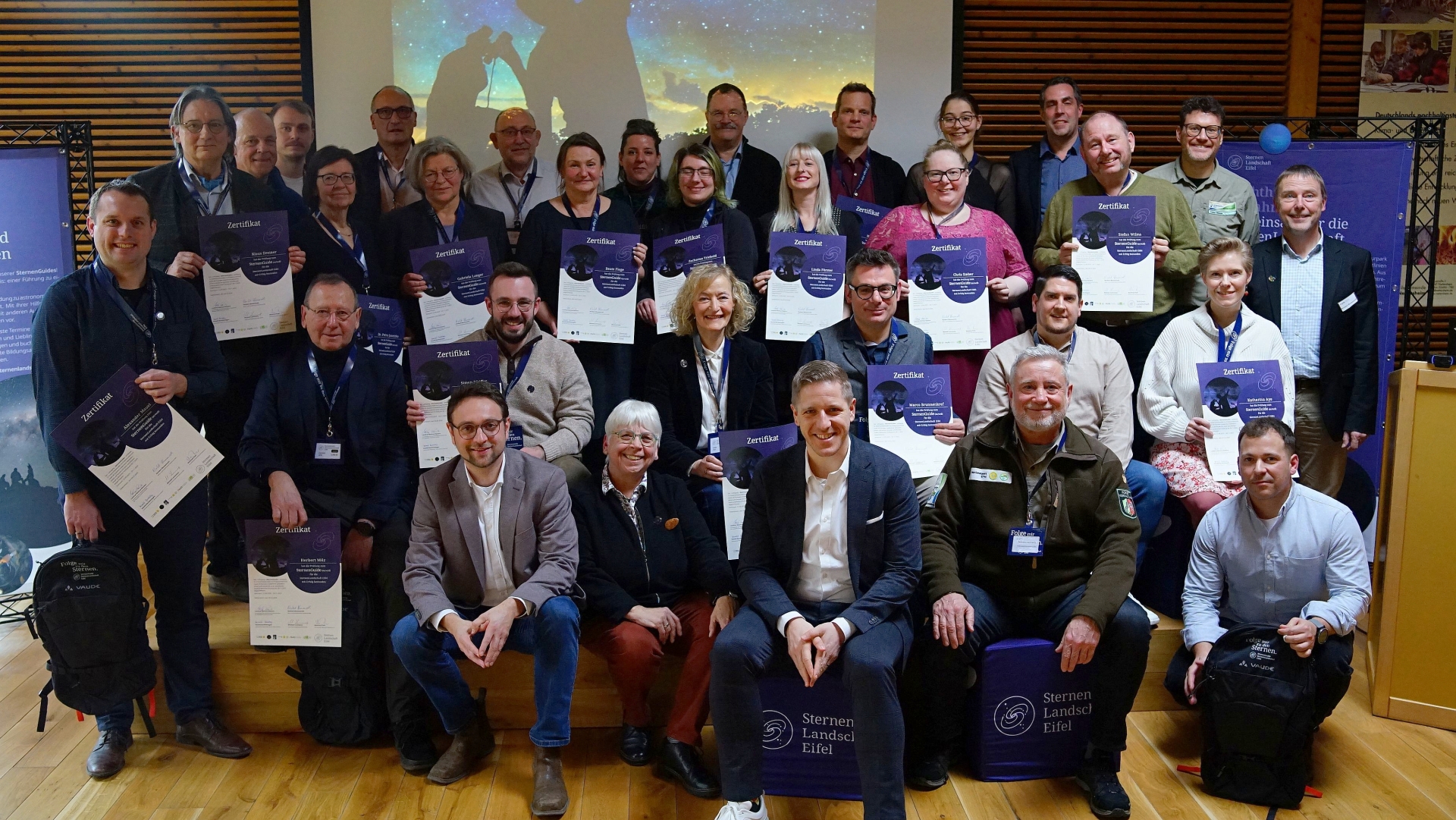 23 neue Sternen-Guides für die Sternenlandschaft Eifel haben ihre Ausbildung erfolgreich abgeschlossen und erhielten am Freitag ihre Zertifikate in einer Feierstunde in Nettersheim.