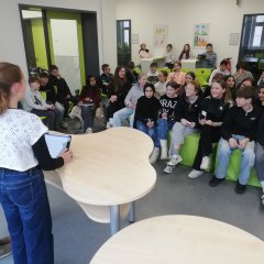 Im offenen Lernbereich lesen die Schülerinnen und Schüler ihren Klassenkamerad:innen vor.