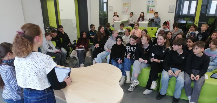 Im offenen Lernbereich lesen die Schülerinnen und Schüler ihren Klassenkamerad:innen vor.